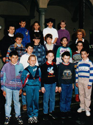 Suor Maria Laura Mainetti con una classe di ragazze negli anni '80